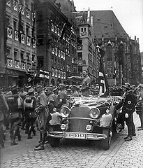 Parade SA, Hitler, Nürnberg 1935, Quelle: Charles Russell Collection, NARA. Dieses Bild ist gemeinfrei.